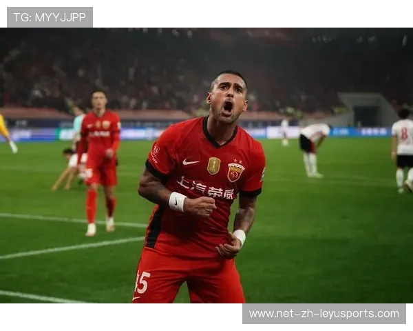 上海海港莱昂纳多中路连续传球：足球艺术的完美展现